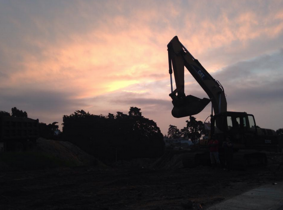 Los trabajos de rescate contin&uacute;an y para ello, con las m&aacute;quinas se remueve la tierra que cay&oacute; sobre las casas. (Foto: Fredy Hern&aacute;ndez/Soy502)
