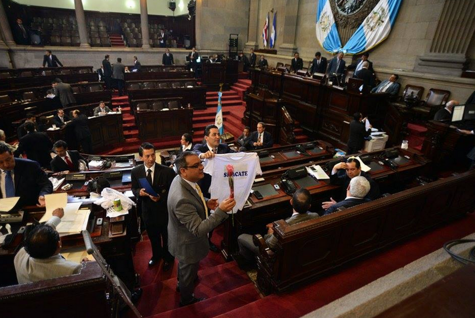 Los diputados aprobaron la creaci&oacute;n de Sipacate como municipio, sin embargo, no terminaron de aprobar el acuerdo. Los vecinos de ese municipio les entregaron rosas y playera en busca de su apoyo. (Foto: Wilder L&oacute;pez/Soy502)