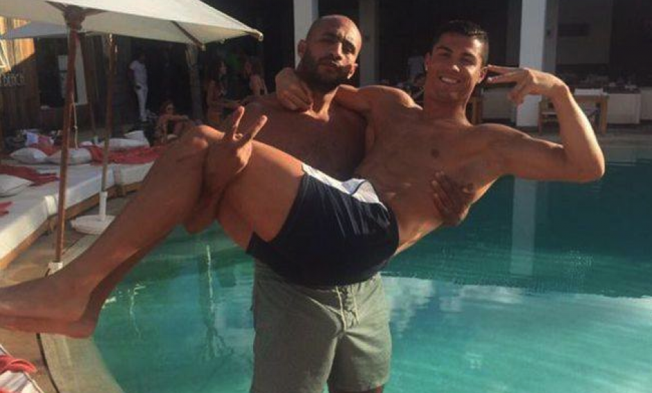 Cristiano Ronaldo y una de las fotos m&aacute;s pol&eacute;micas de su celebraci&oacute;n en Marruecos. (Foto: FB Liga Espa&ntilde;ola de Futbol)