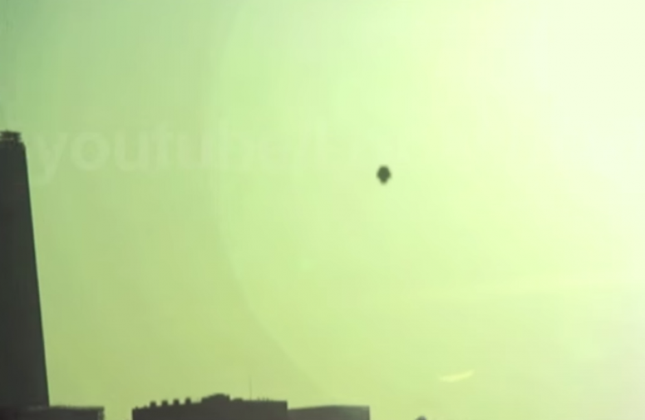 El objeto volador no identificado fue visto sobrevolando el World Trade Center durante la visita del Papa Francisco a Nueva York. (Imagen: YouTube)