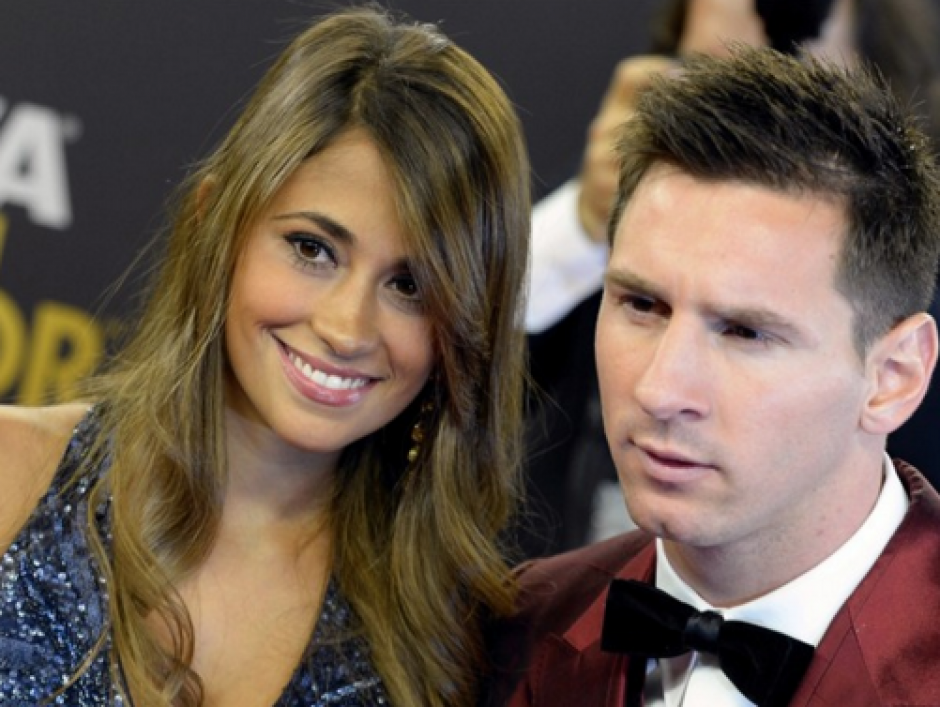 Lionel Messi y Antonella Roccuzzo, en la promo de "Como anillo al dedo", juntos por primera vez en televisión. &nbsp;(Foto:&nbsp;www.mundotkm.com)&nbsp;