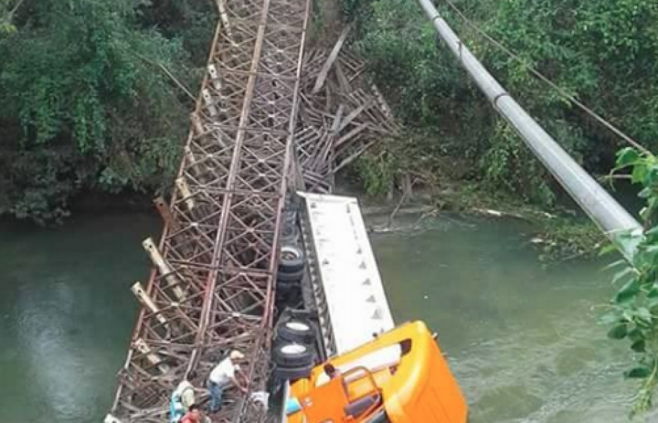 Un&nbsp;puente bailey en Dolores, Petén que comunica con Melchor de Mencos colapsó con el paso de un tráiler, no se reportaron heridos. &nbsp;(Foto: Twitter/PNC)&nbsp;
