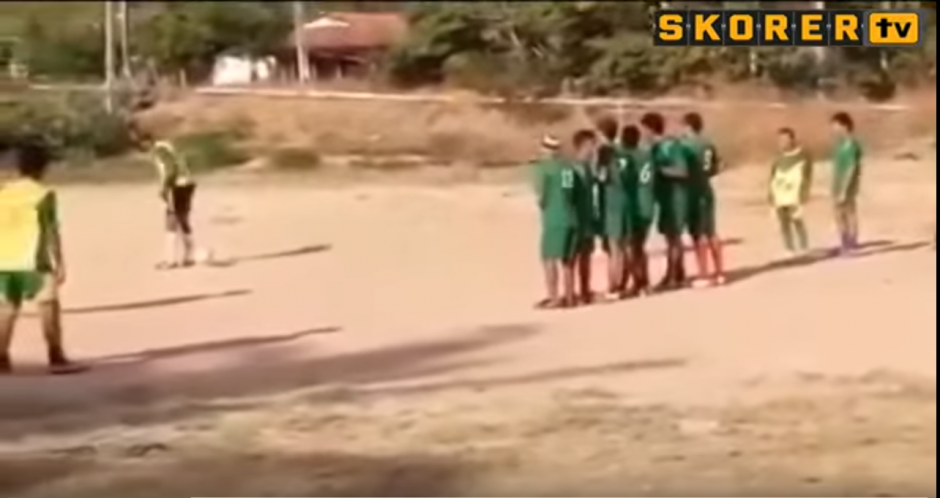 Esta magistral jugada no tiene nada que envidiarle a Cristiano Ronaldo o Lionel Messi por su fantástica ejecución. (Captura YouTube)