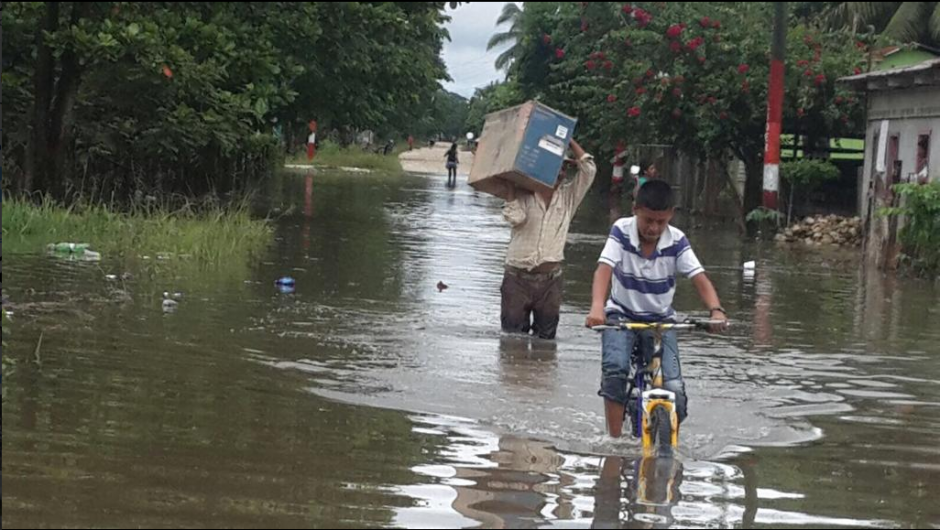 Los vecinos de Las Cruces en Pet&eacute;n debieron dejar sus hogares mientras el agua baja su nivel. (Foto: Conred)
