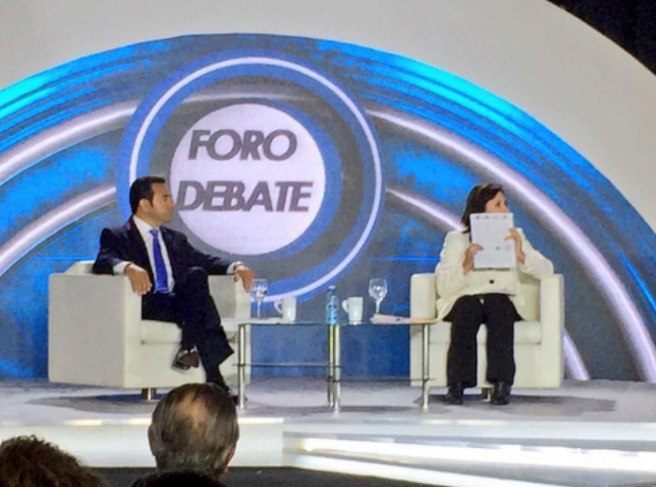 Sandra Torres mostr&oacute; un ejemplar de la revista Contrapoder durante el debate presidencial. &nbsp;(Foto: @lacanches/Twitter)&nbsp;