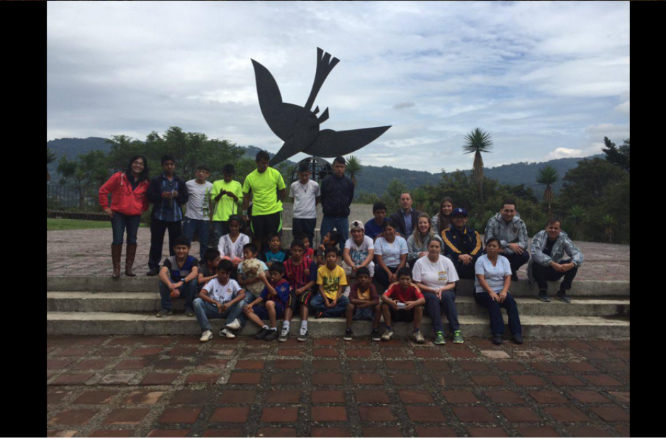 Representantes del equipo angelino y el Hospicio San Jos&eacute; se encontraron para unirse en el apayo a la ni&ntilde;ez guatemalteca. (Foto: Twitter Dario Soto)