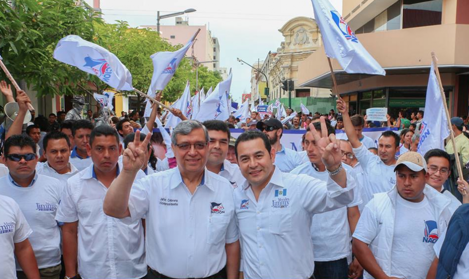 El hijo de Jafeth Cabrera (atr&aacute;s de su padre) acompa&ntilde;aba al ahora vicepresidento electo a todos los recorridos. (Foto: Facebook)&nbsp;