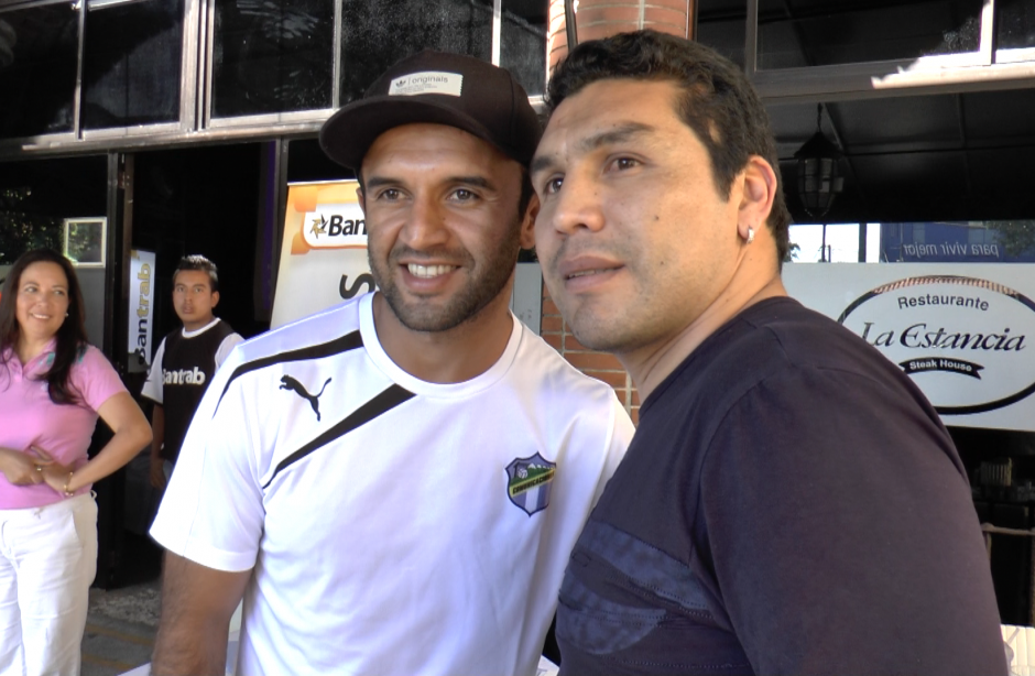 Salvador Caba&ntilde;as, posa junto a Jos&eacute; Contreras, tras la charla que el exfutbolista paraguayo tuvo con jugadores de Comunicaciones y Aurora. (Foto: Luis Barrios/Soy502)