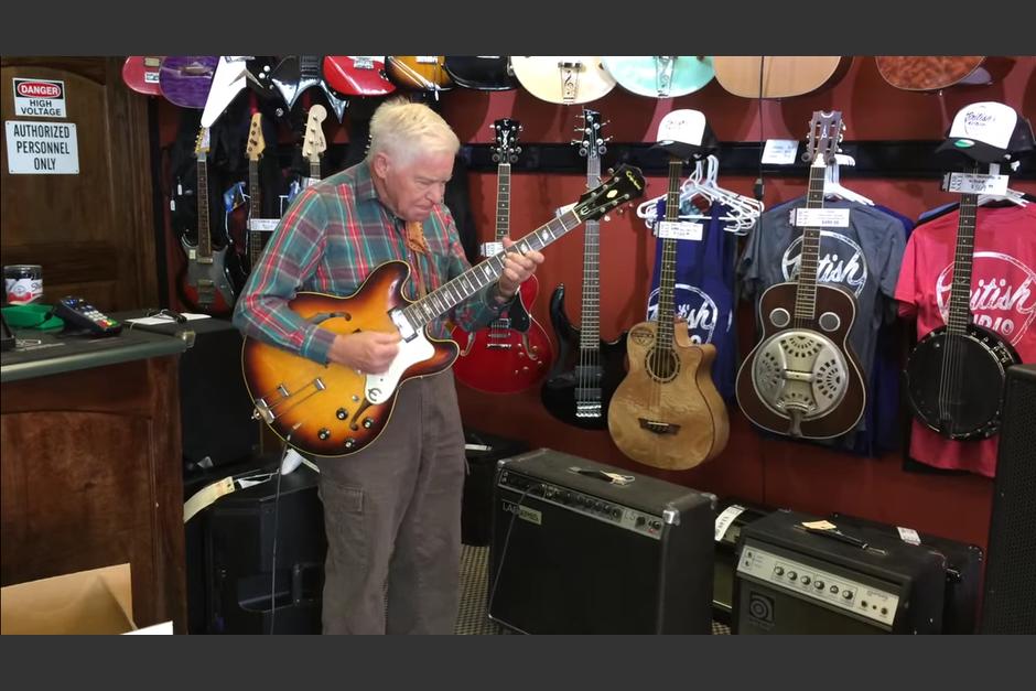 Bob wood dio una clase magistral a las personas que se encontraban en la tienda de c&oacute;mo tocar la guitarra el&eacute;ctrica. (Captura YouTube)