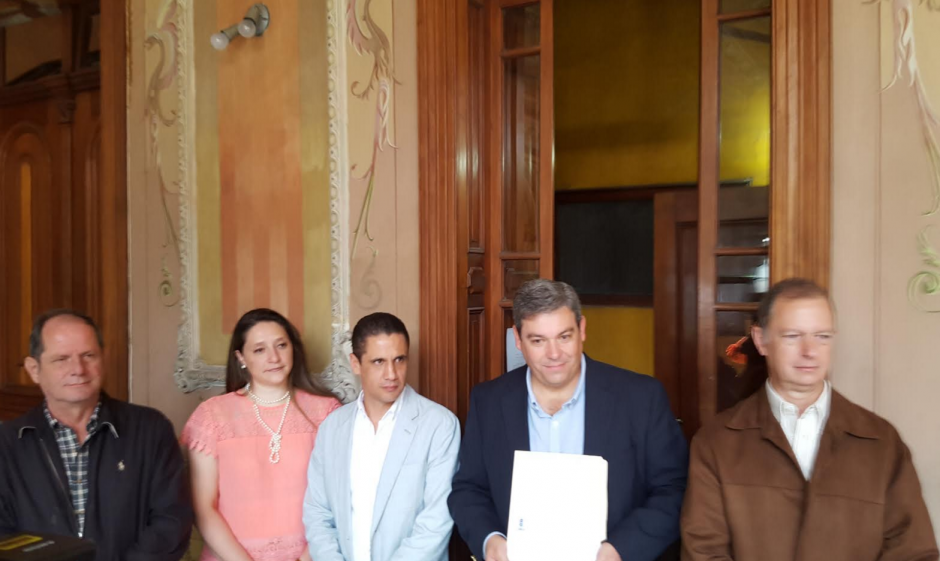 La Asociaci&oacute;n Guatemalteca de Contratistas de la Construcci&oacute;n entregaron un memorial al TSE en contra de los diputados electos que son contratistas del Estado. (Foto: Soy502)