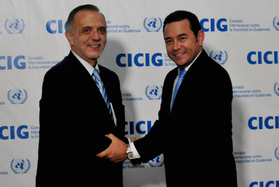 El titular de CICIG, Iv&aacute;n Vel&aacute;squez y el presidente electo, Jimmy Morales, se dan la mano al finalizar la conferencia de prensa. (Foto: Alejandro Bal&aacute;n/Soy502)