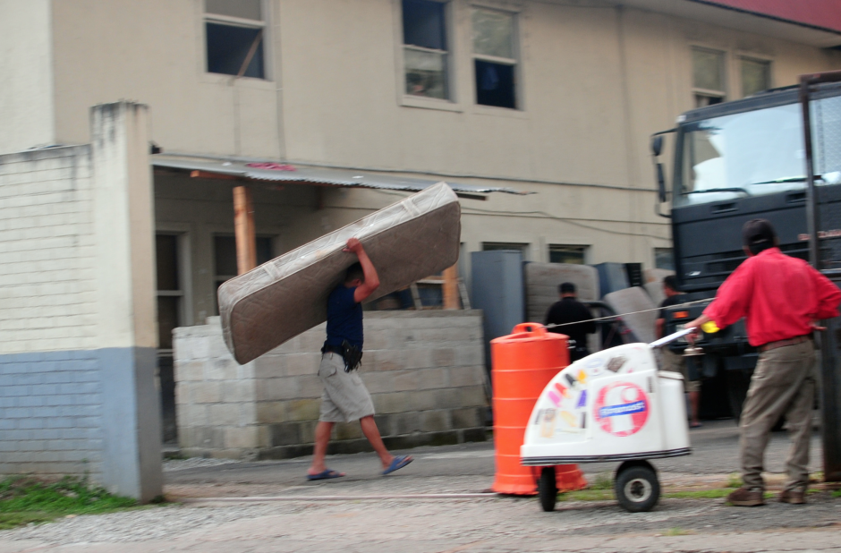 Los agentes de PNC tuvieron que sacar esta tarde camas y muebles de la Subestaci&oacute;n. (Foto: Alejandro Bal&aacute;n/Soy502)&nbsp;