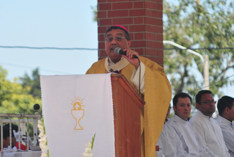 Monse&ntilde;or &Oacute;scar Vian celebr&oacute; una misa en el parque de Santa Catarina Pinula para recordar a las v&iacute;ctimas de la tragedia de El Cambray. (Foto: Alejandro Bal&aacute;n/Soy502)&nbsp;
