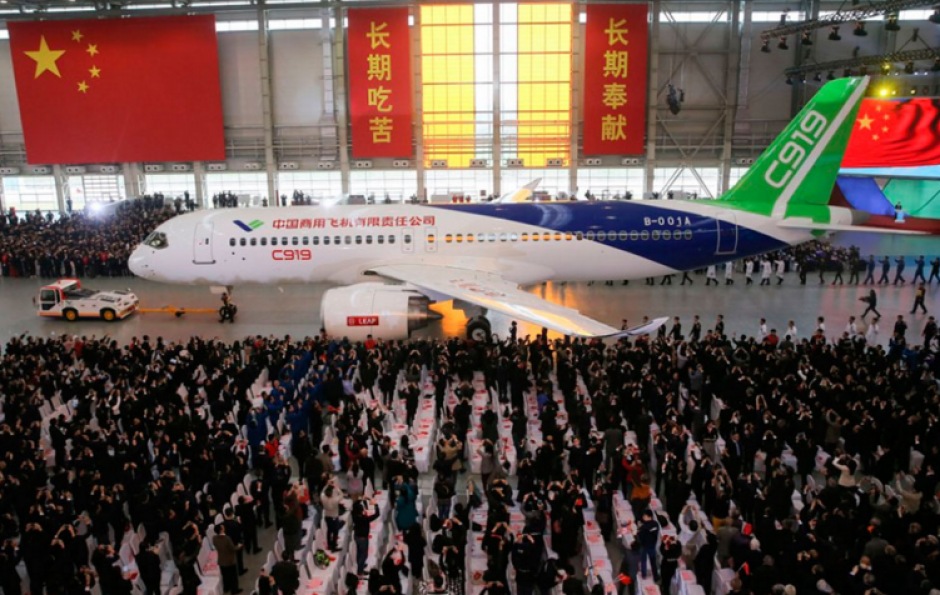 China present&oacute; hoy la primera unidad, reci&eacute;n salida de f&aacute;brica, de su primer avi&oacute;n comercial de larga distancia, el C919. &nbsp;(Foto: info7.com)&nbsp;