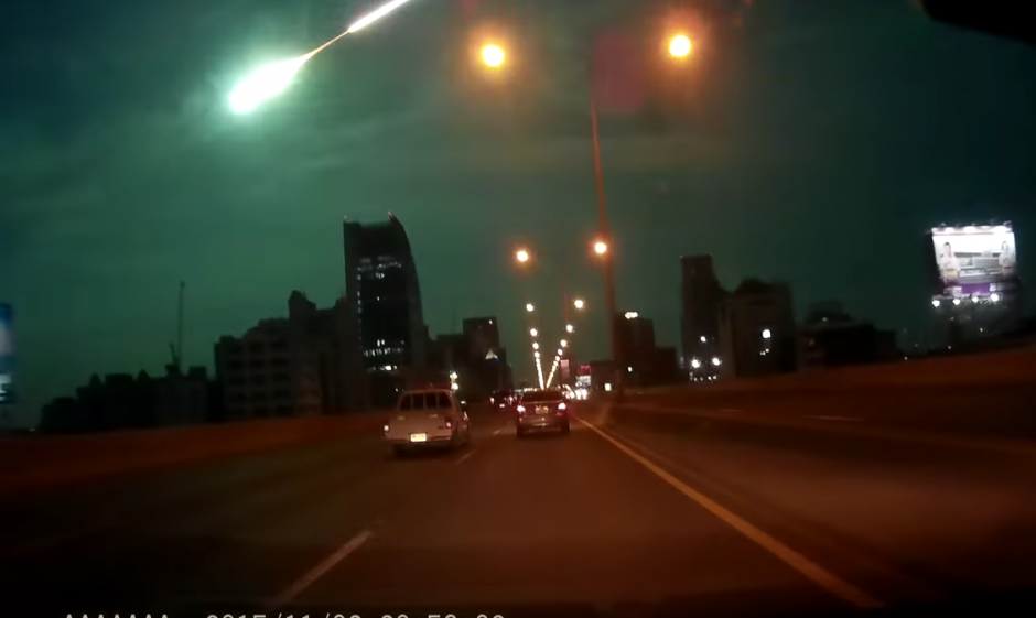 Una bola de fuego ilumina el cielo de Tailandia. (Imagen: YouTube)