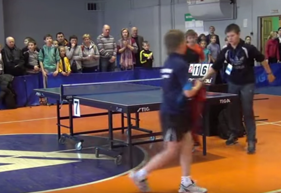 Un tranquilo juego se transform&oacute; en un hecho violento debido al temperamento de un jugador de tenis de mesa. (Imagen: YouTube)