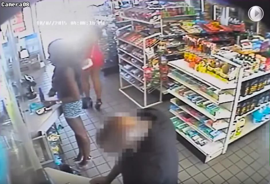 Un hombre se encontraba comprando en un supermercado cuando fue acosado por dos mujeres.&nbsp;(Foto: YouTube)