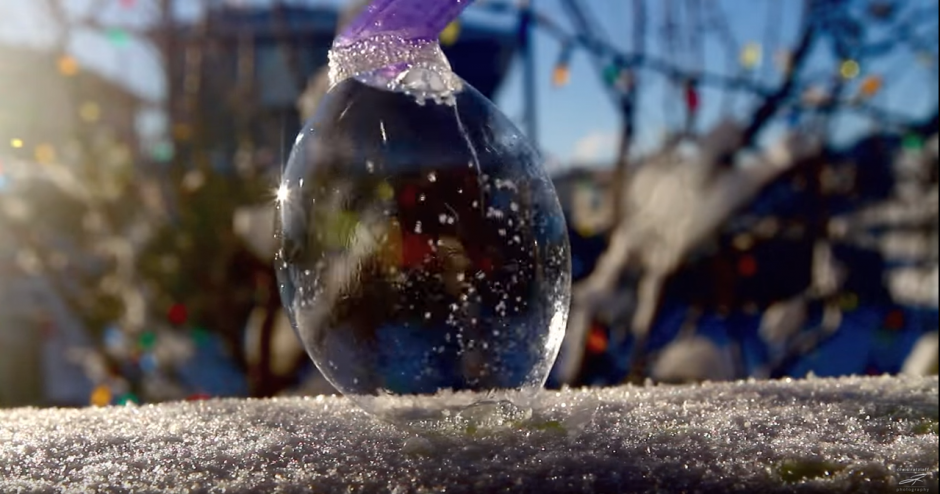 As&iacute; se congela una burbuja hasta convertirse en una bola de cristal. (Foto: YouTube)