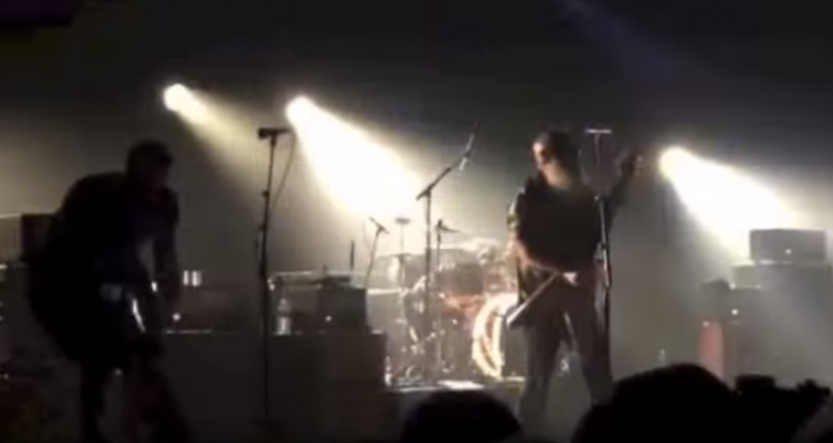 Los m&uacute;sicos de Eagles of Death Metal notaron los disparos en la sala y de inmediato abandonaron el lugar, mientras el p&uacute;blico buscaba las puertas de emergencia. (Captura YouTube)