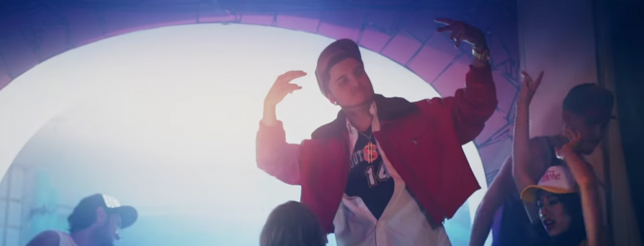 La letra habla de forma satírica, acerca de la cultura de consumir alcohol. (Foto: Youtube)&nbsp;