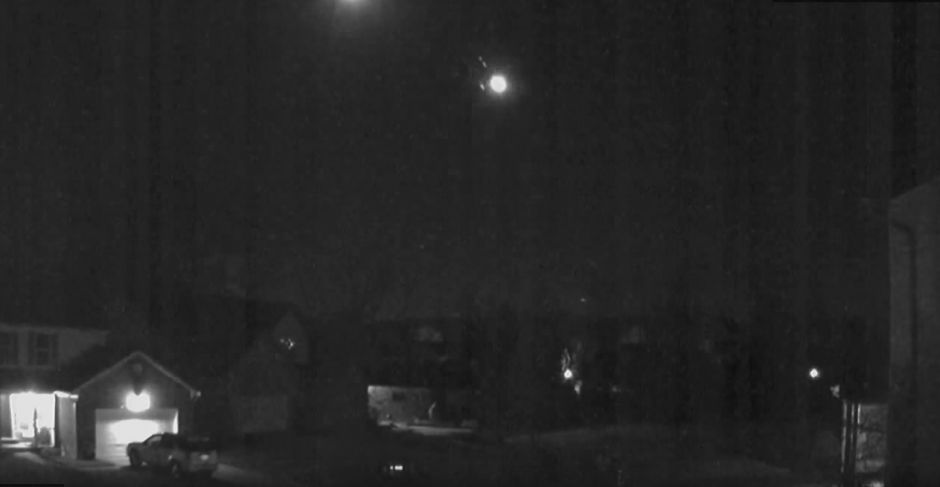 Una cámara de seguridad capta el momento en que un meteorito se impacta en la Tierra. (Imagen: YouTube/8.3 Chile Earth quake 16 9 2015)&nbsp;