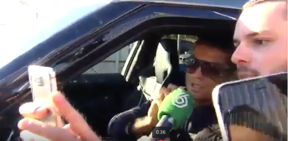 Cristiano Ronaldo empuja enojado el micr&oacute;fono a un entrevistador de TV en Espa&ntilde;a.