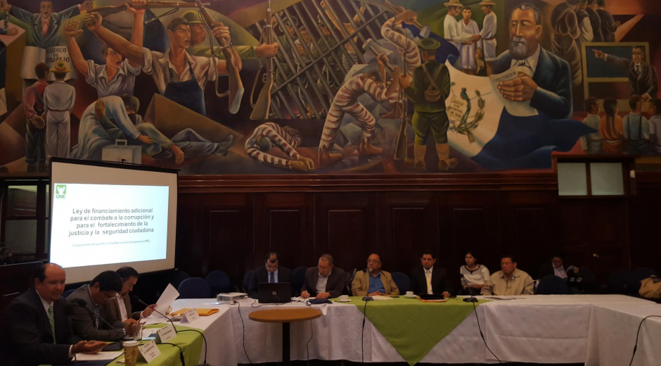 Los diputados Orlando Blanco, Carlos Barreda y Jairo Flores presentaron la propuesta de modificaci&oacute;n del ISR. (Foto: Soy502)&nbsp;