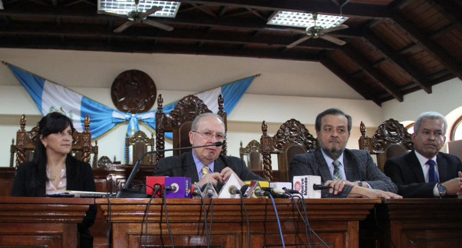 Los magistrados de la CC Gloria Porras, Roberto Molina, Mauro Chac&oacute;n y H&eacute;ctor P&eacute;rez Aguilera decidieron devolver el bono de productividad que fue criticado. (Foto: Archivo/Soy502)&nbsp;