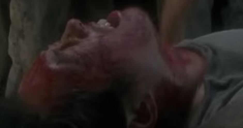 Glenn cae en medio de un grupo de zombies. (Imagen: YouTube)