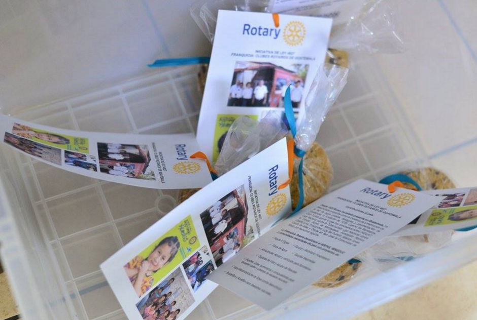 Representantes del Club Rotario regalaron galletas para que los diputados recibieran la informaci&oacute;n sobre la donaci&oacute;n que estuvo a punto de perderse. (Foto: WIlder L&oacute;pez/Soy502)&nbsp;