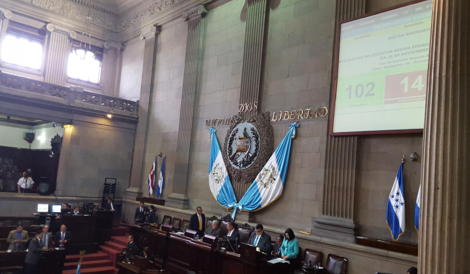 Los diputados, finalmente, votaron para levantar la sesi&oacute;n y continuar este s&aacute;bado. (Foto: Soy502)&nbsp;