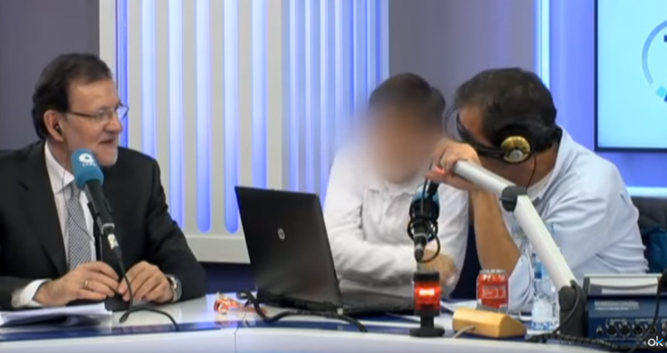 Un locutor le hace una pregunta al hijo de 10 a&ntilde;os del presidente de Espa&ntilde;a. (Imagen: Okdiario.com)