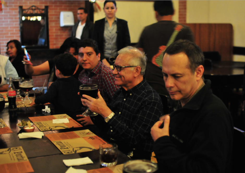 El presidente Alejandro Maldonado Aguirre, acompa&ntilde;ado de su hijo y Secretario Ejecutivo de Conred, Alejandro Maldonado se toman una cerveza antes de almorzar. (Foto: Alejandro Bal&aacute;n/Soy502)&amp;nbsp;