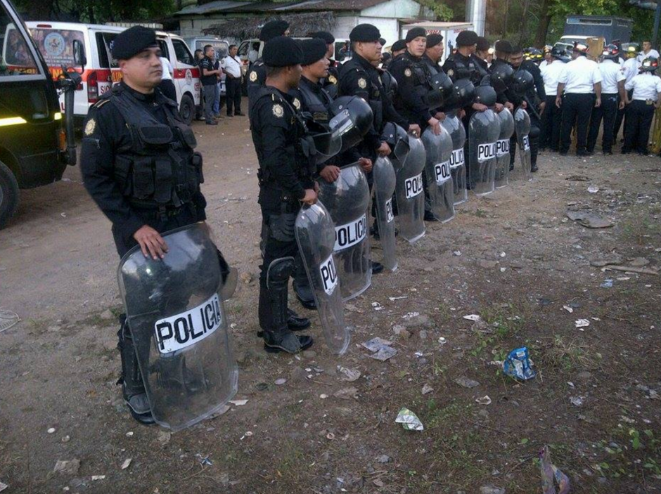 Agentes de PNC, con equipo especial, minutos antes de ingresar a la Granja Penal Canadá para intentar recuperar el control de la cárcel. (Foto: PNC)