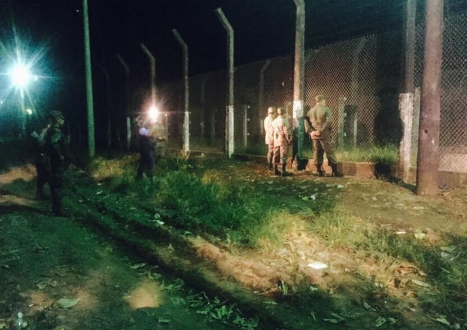 Soldados se encuentran en el lugar para apoyar a la PNC, en b&uacute;squeda de recuperar el control de la Granja Penal Canad&aacute;. (Foto: Soy502)&nbsp;