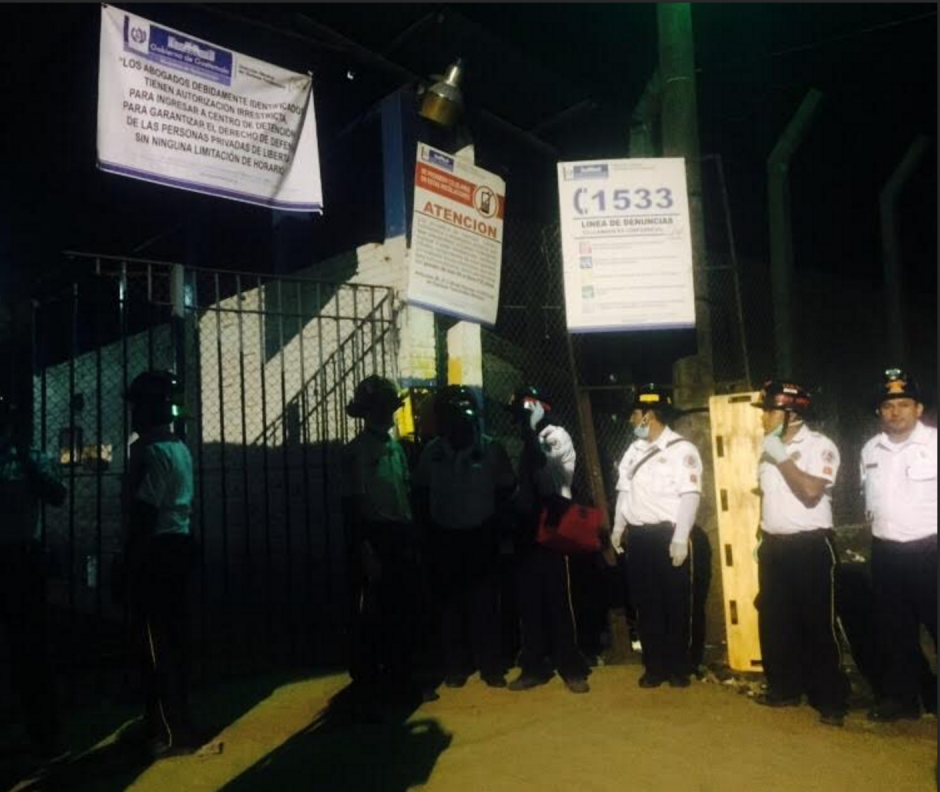 Durante varias horas, los bomberos esperaron para poder ingresar y atender a los heridos. (Foto: Soy502)&nbsp;
