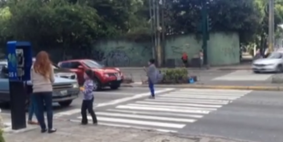 Entregan comida a varias personas en la calle. (Foto:&nbsp;Alice Marcela del Busto/Facebook)