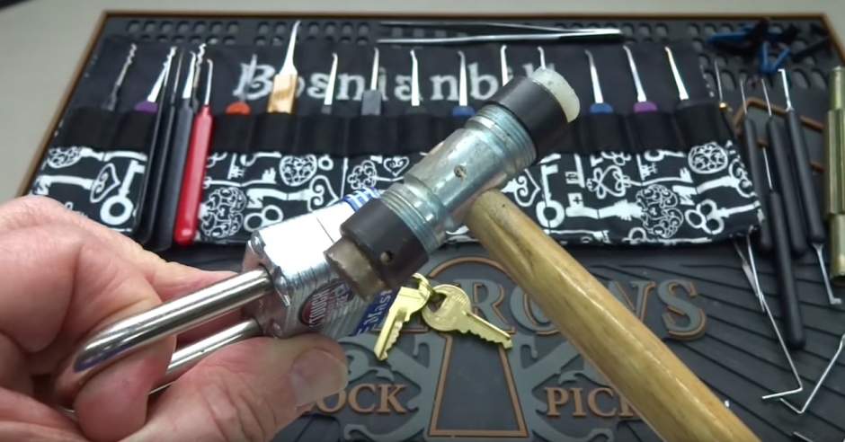 Las im&aacute;genes muestran la vulnerabilidad del candado Master Lock. (Foto:&nbsp;gizmodo)