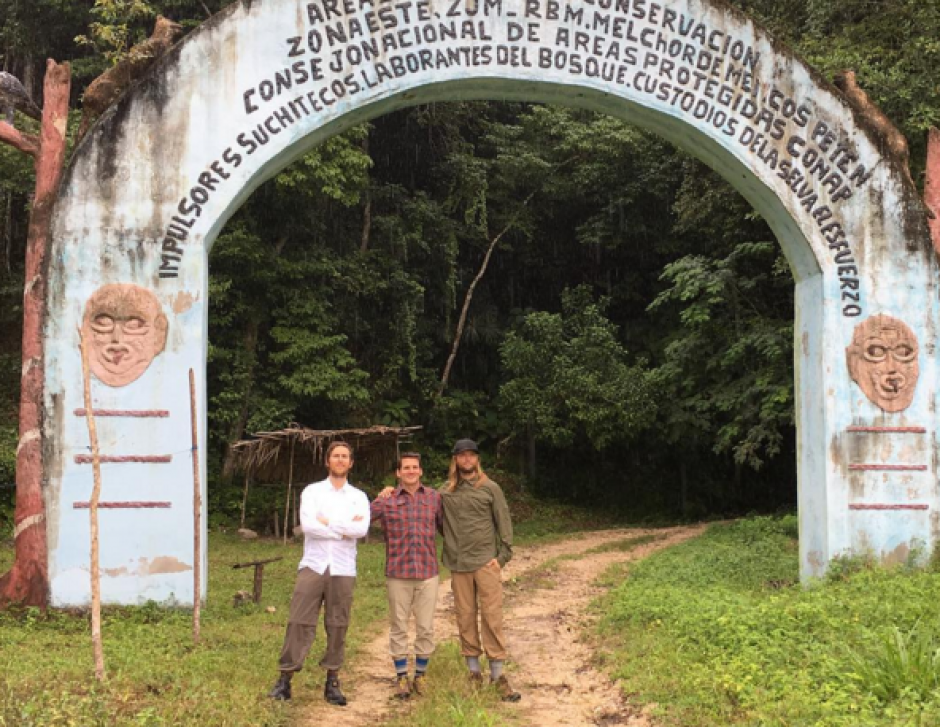 Jesse Carmichael (izq),&nbsp;Mickey Madden (centro), y&nbsp;James Valentine (der) integrantes de Maroon 5 visitaron Petén. &nbsp;(Foto: &nbsp;Instagram/James Valentine)