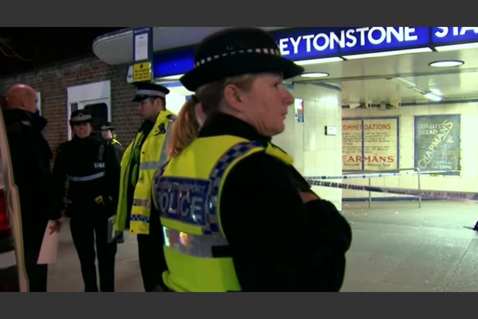 Un supuesto terrorista atac&oacute; a varias personas con un cuchillo en una estaci&oacute;n de metro en Londres. (Imagen: YouTube)