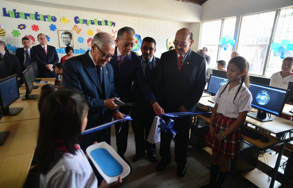 El Presidente Maldonado, junto a directivos del BCIE y el Ministro de Educaci&oacute;n inauguran el laboratorio de computaci&oacute;n. (Foto: Wilder L&oacute;pez/Soy502)&nbsp;