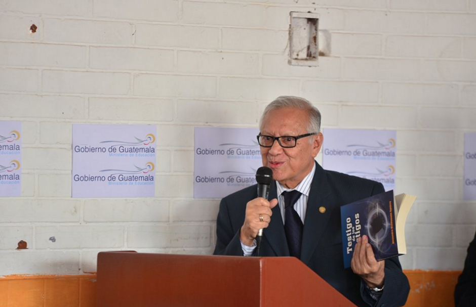 El Presidente Maldonado leyó un pasaje de su libro autobiográfico en el que relata que desde niño quería ser Presidente. (Foto: Wilder López/Soy502)&nbsp;