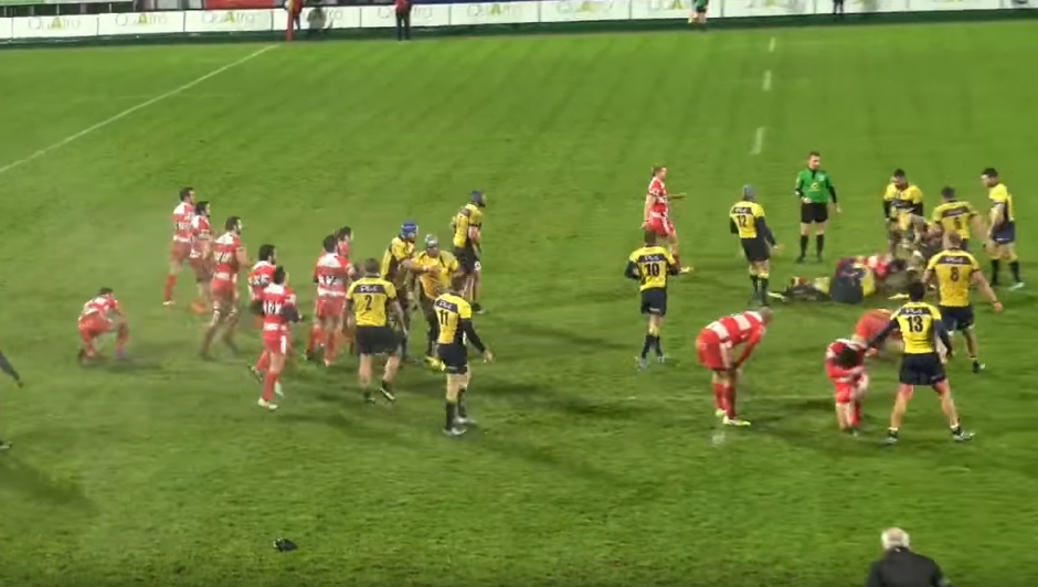 Los deportistas dejaron por un lado el juego y repartieron golpes por varios minutos hasta que el &aacute;rbitro calm&oacute; los &aacute;nimos. (Captura Youtube)