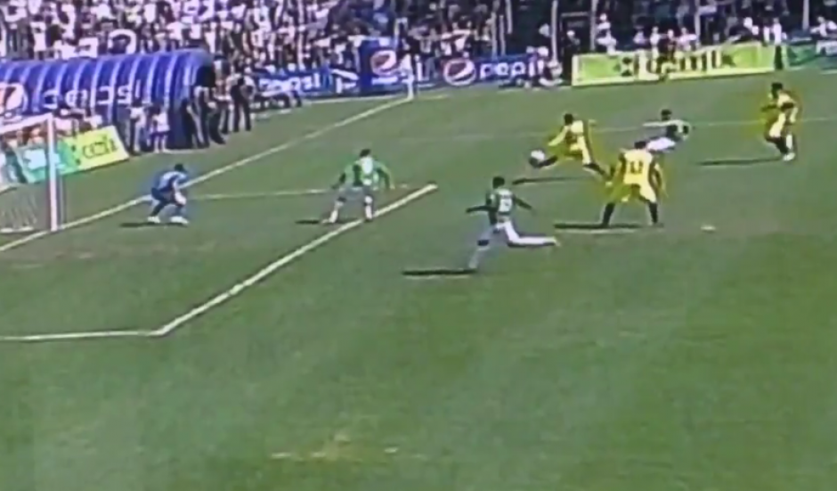 Pol&eacute;micas a favor de Comunicaciones en el juego de semifinal ante Antigua GFC. (Imagen: YouTube)