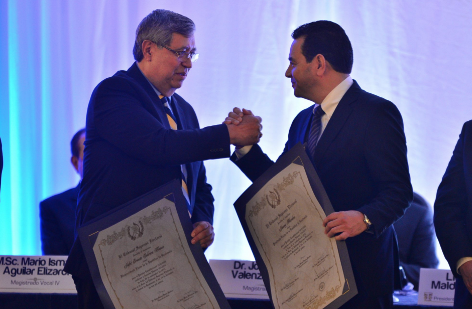 El saludo del triunfo. Jimmy Morales y Jafeth Cabrera recibieron los documentos que los acreditan como presidente y vicepresidente electos. (Foto: Wilder L&oacute;pez/Soy502)&nbsp;