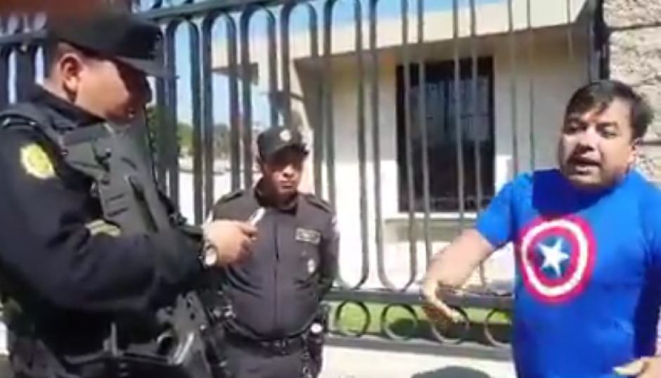 Un video que muestra a un guatemalteco defendi&eacute;ndose de unos agentes de PNC se hace viral en internet. (Captura de pantalla)