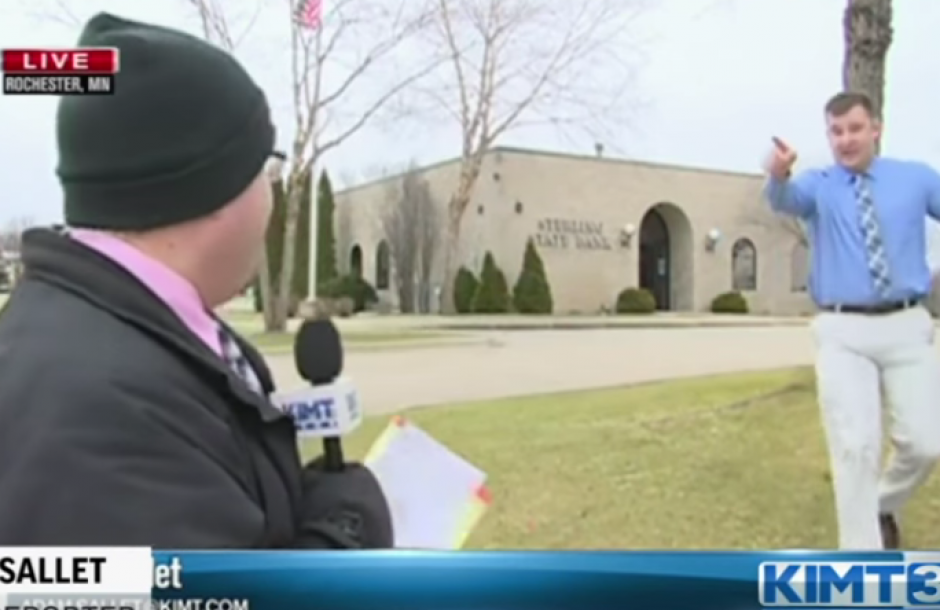 Un reportero pas&oacute; el susto de su vida al quedar en medio del robo de un banco. (Captura de pantalla)