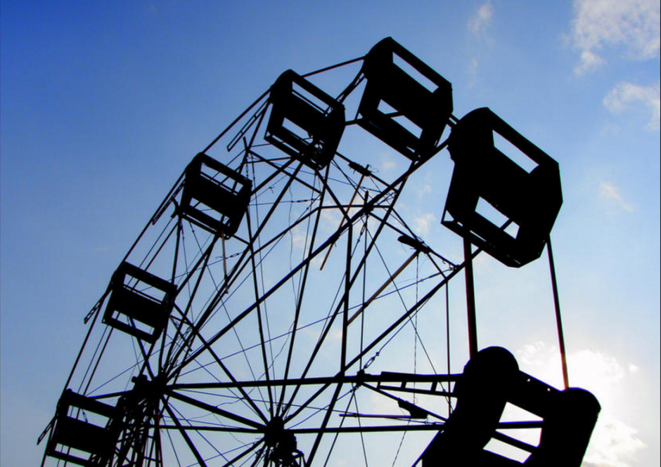 Los cuerpos de socorro trasladan a las v&iacute;ctimas tras caer de una rueda de Chicago. (Foto: Twitter/Bomberos Municipales)