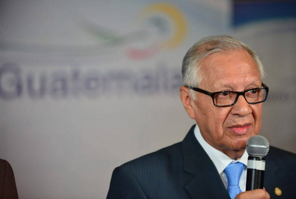 El presidente Alejandro Maldonado ha firmado el acuerdo para aumentar el salario mínimo, pero este es menor a lo esperado. (Foto: Jesús Alfonso/Soy502)&nbsp;