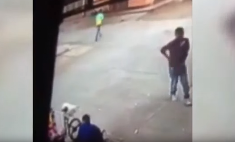 Un menor de edad ataca a un indigente a plena luz del d&iacute;a en Colombia. (Imagen: Liveleak)